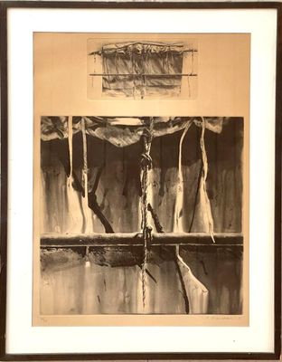 photographie en noir et blanc, encadrée, représentant une peinture d'une fenêtre avec un rideau