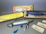 une boîte contenant un couteau, une cuillère et d'autres objets