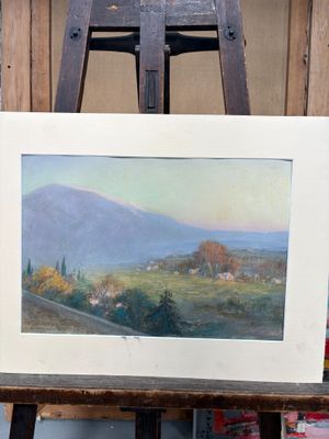une photo d'un tableau posé sur un chevalet, devant un chevalet