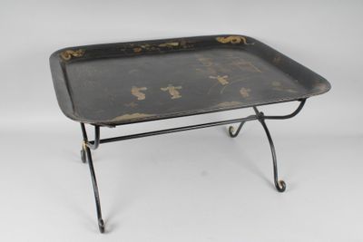 plateau en tôle peinte et dorée à décor de personnages.