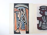 Il y a deux tableaux accrochés au mur : l'un représente un vase et l'autre un homme.