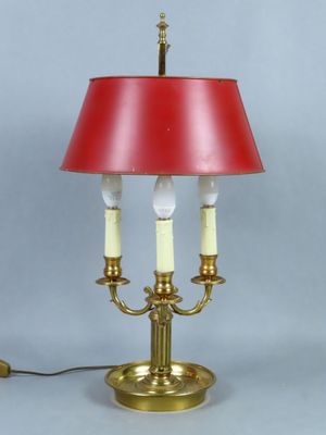 une paire de lampes de table en laiton avec des abat-jours rouges et un abat-jour rouge