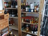 de nombreuses bouteilles de vin et de bière dans le magasin