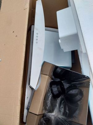 une boîte contenant un couteau et d'autres objets