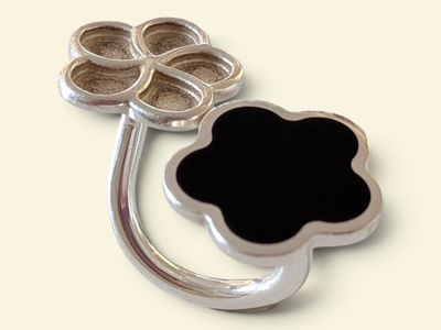 une bague en argent ornée d'une fleur noire