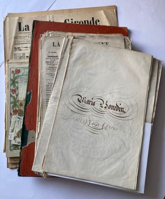 plusieurs vieux livres sont empilés sur une table