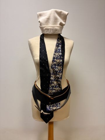 FILA : bonnet blanc, GIANFRANCO FERRE / 2 cravates, 3 ceintures 