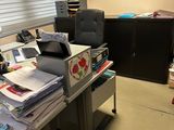 un bureau sur lequel se trouvent de nombreux papiers et un ordinateur portable