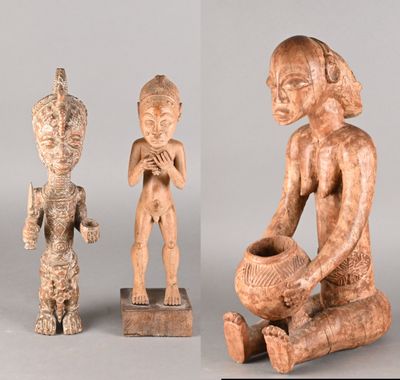 trois figurines en bois représentant un homme et une femme