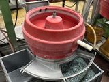 une image représentant une machine surmontée d'un seau rouge