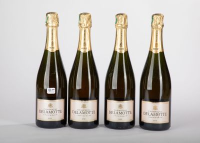 trois bouteilles de champagne posées côte à côte sur une table