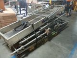un tapis roulant dans un entrepôt sur lequel se trouvent de nombreuses palettes