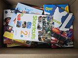 une boîte remplie de livres qui se trouvent à l'intérieur