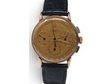 gros plan d'une montre sur une surface blanche