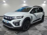 le SUV blanc est garé dans une pièce au sol en damier