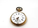 une montre de poche en or avec des chiffres romains