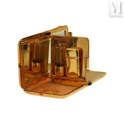 une image représentant un étui en métal doré avec un miroir