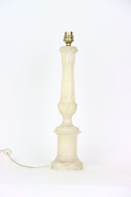 l'image d'une lampe posée sur une table