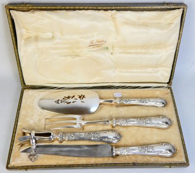 des couverts dans une boîte, comprenant un couteau, une fourchette et une cuillère