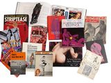 beaucoup de livres et de magazines posés sur une surface blanche