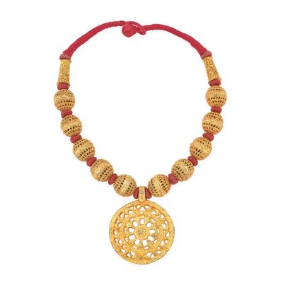 gros plan d'un collier sur fond blanc