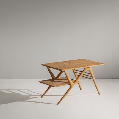 une table en bois sur laquelle sont posées deux chaises