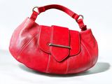 une image représentant un sac à main rouge sur fond blanc