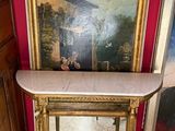 une photo d'un tableau posé sur une table dans un coin d'une pièce