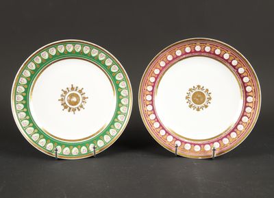une paire d'assiettes ornées de motifs verts et dorés