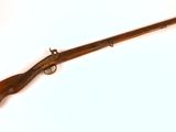 un fusil avec un canon en bois sur fond blanc