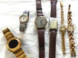 beaucoup de montres et de bracelets posés sur une table