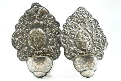 paire de figurines plaquées argent ornées de motifs élaborés