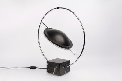 une photo d'une lampe de table avec un pied en marbre et un abat-jour noir