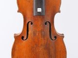 un vieux violon avec un archet accroché à son dos