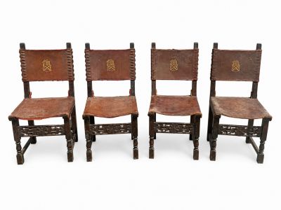 trois chaises en bois avec des assises en cuir marron, sur fond blanc