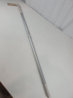 une table blanche surmontée d'un poteau métallique