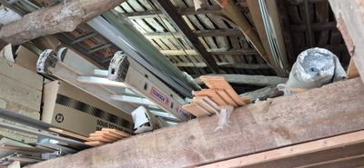 de nombreux morceaux de bois posés sur une poutre en bois