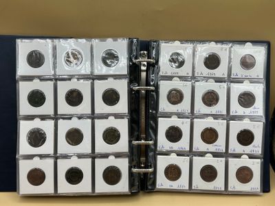 Un classeur contenant environ 150 pièces de monnaie de Franc…