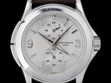 un gros plan d'une montre sur fond noir, avec un fond noir