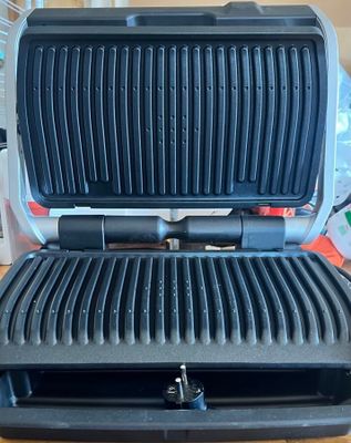 an image of an electric grill on a table