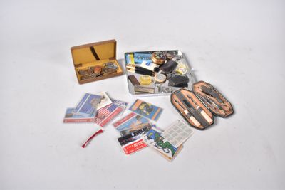 de nombreux objets divers posés sur la table