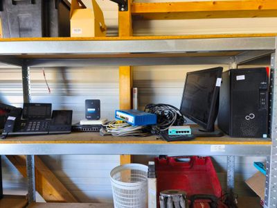 une étagère sur laquelle sont posés de nombreux équipements informatiques