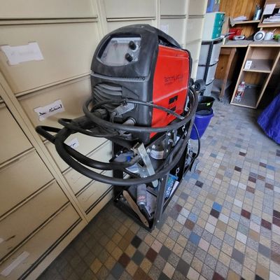une image d'une machine à souder dans un garage