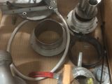 une boîte remplie de différents types de tuyaux et de raccords