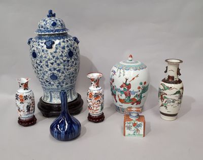 de nombreux types de vases différents posés sur une table