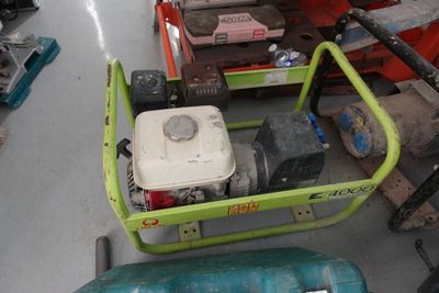 un chariot vert avec un réservoir blanc et un réservoir bleu à côté