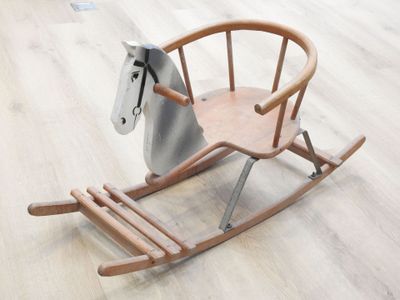 un cheval à bascule posé sur un parquet