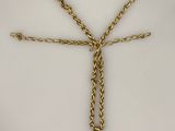 un collier en or orné d'un médaillon en or et de pierres rouges