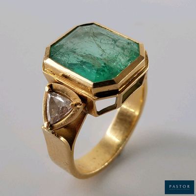 Importante bague en or jaune 18K (750 millièmes) sertie d'un…