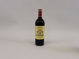 une bouteille de vin à côté d'une bouteille de vin